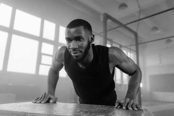 How can UK basketball players implement interval training to boost cardiovascular fitness?